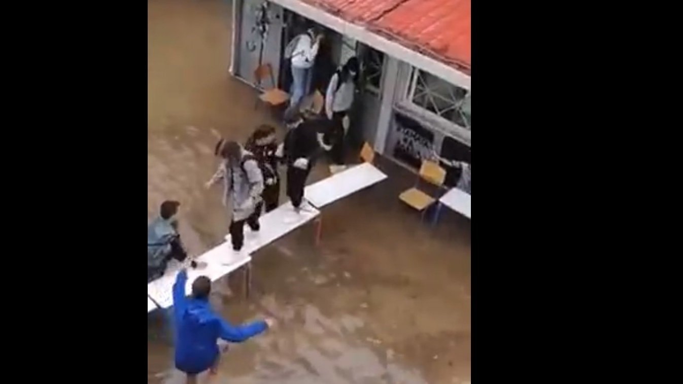 Μαθητές βγαίνουν από σχολείο που πλημμύρισε στη Νέα Φιλαδέλφεια ©printscreen