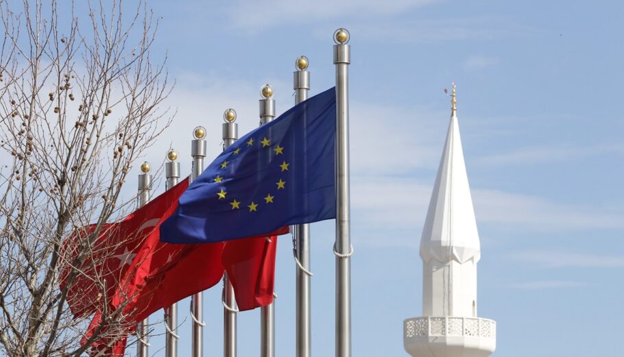 Οι σημαίες της ΕΕ και της Τουρκίας © Eurokinissi
