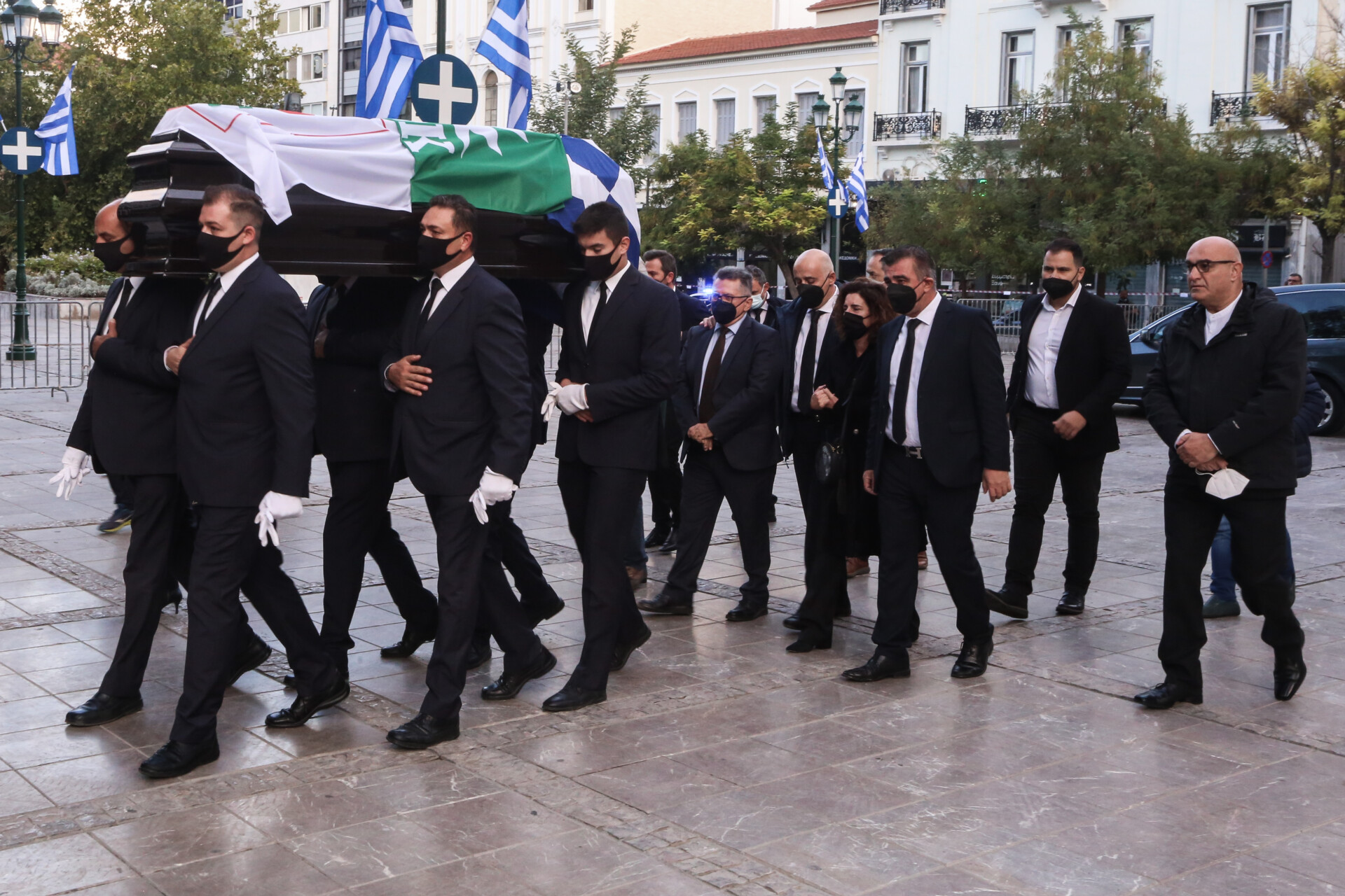 Το φέρετρο της Φώφης Γεννηματά καλυμμένο με την ελληνική σημαία και τις σημαίες του ΠΑΣΟΚ και του Κινήματος Αλλαγής, όταν έφτανε στο παρεκκλήσι της Μητρόπολης για το λαϊκό προσκύνημα © Eurokinissi