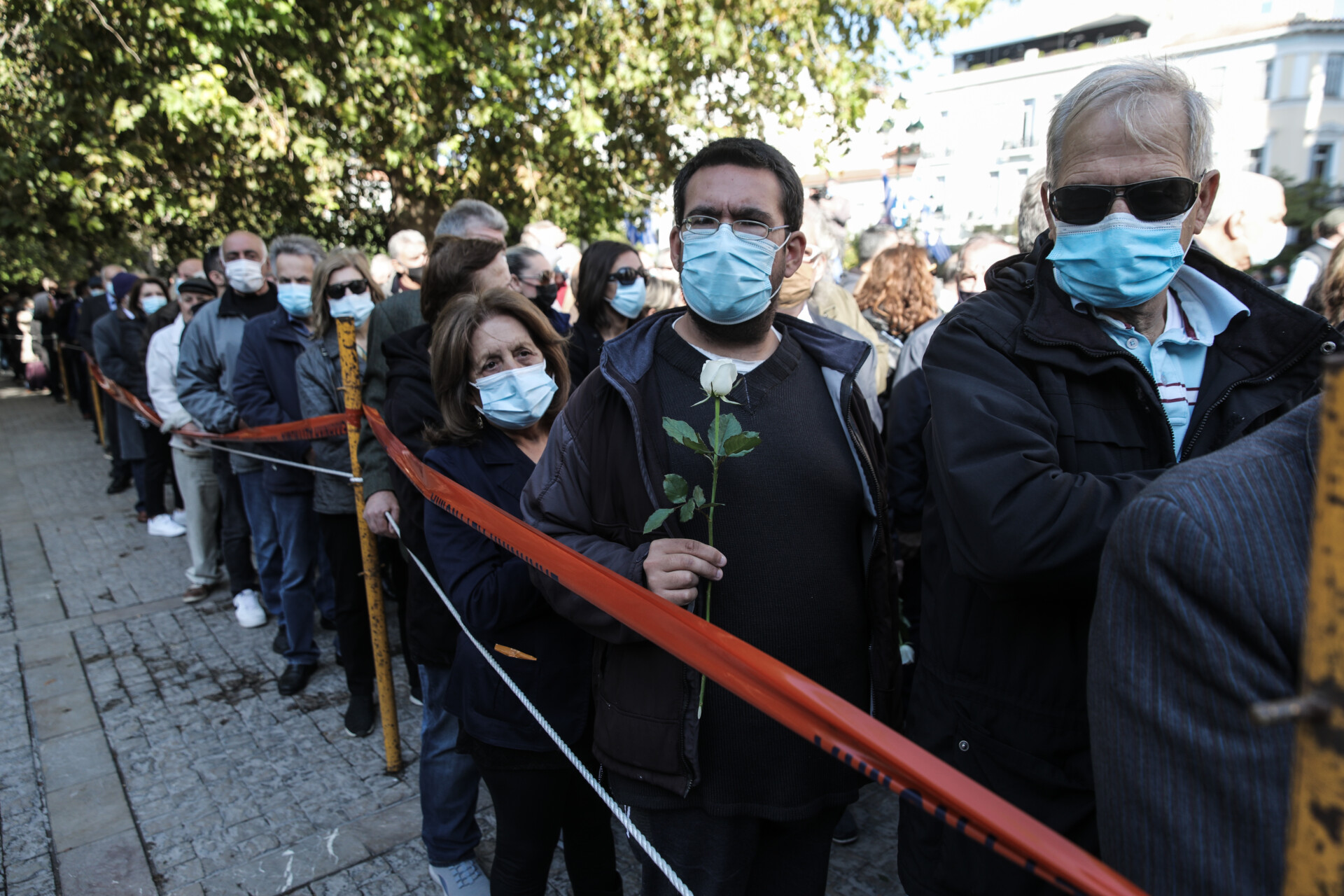 Σε λαϊκό προσκύνημα η σορός της Φώφης Γεννηματά - Πλήθος κόσμου στο παρεκκλήσι της Μητρόπολης © Eurokinissi