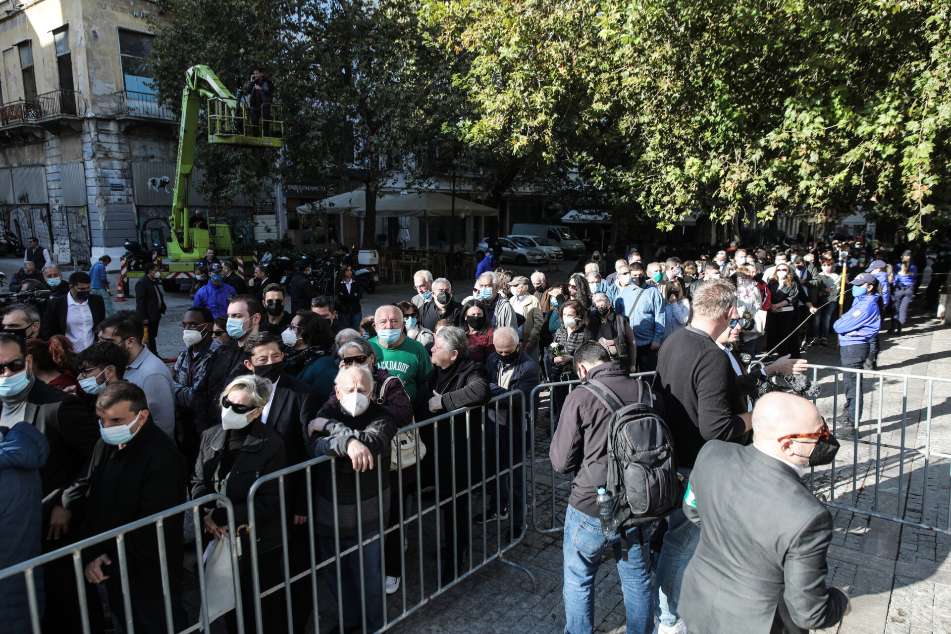 Σε λαϊκό προσκύνημα η σορός της Φώφης Γεννηματά - Πλήθος κόσμου στο παρεκκλήσι της Μητρόπολης © Eurokinissi