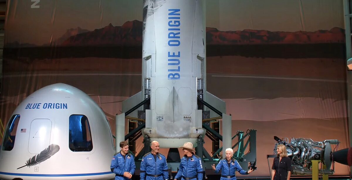 Ταξίδι στο διάστημα - Blue Origin (Oliver Daemen, Mark Bezos, Jeff Bezos, Wally Funk και Ariane Cornell) © EPA/BLUE ORIGIN