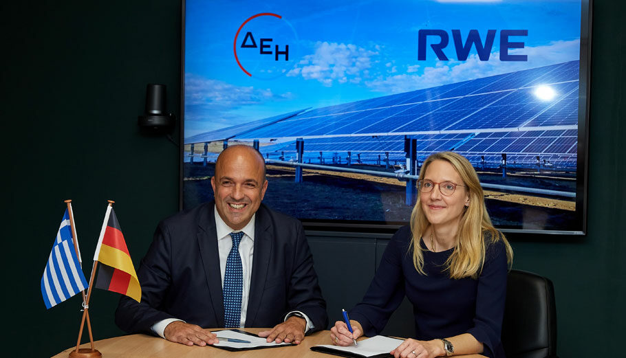 Κωνσταντίνος Μαύρος και Katja Wünschel βάζουν τις τελικές υπογραφές για την κοινοπραξία ΔΕΗ Ανανεώσιμες - RWE © ΔΕΗ Ανανεώσιμες