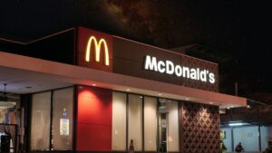 Πώς σκοπεύει η McDonald’s να κερδίσει ξανά τους καταναλωτές – Οι 4 στοχεύσεις