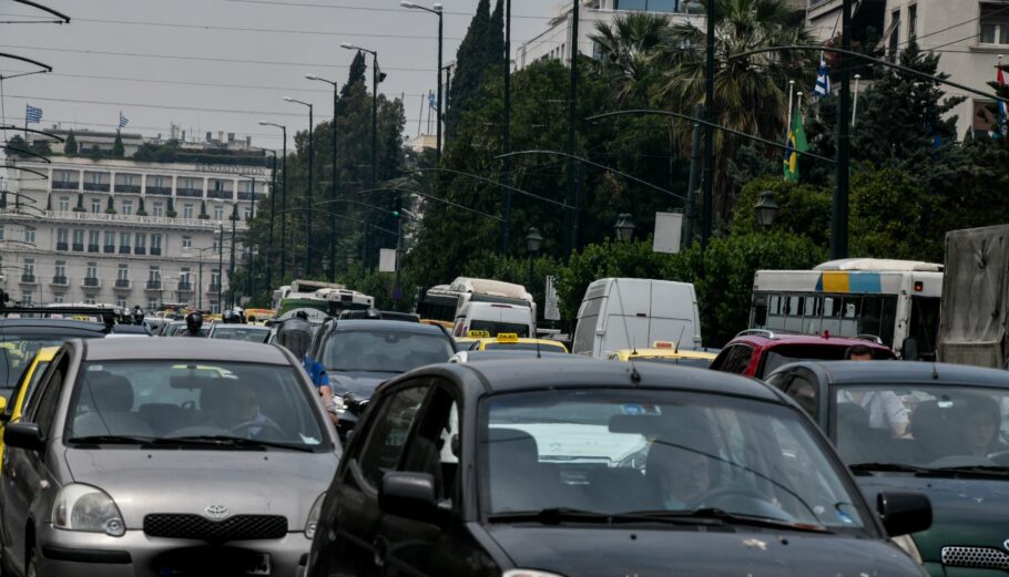 Αυτοκίνητα στο κέντρο της Αθήνας © Eurokinissi