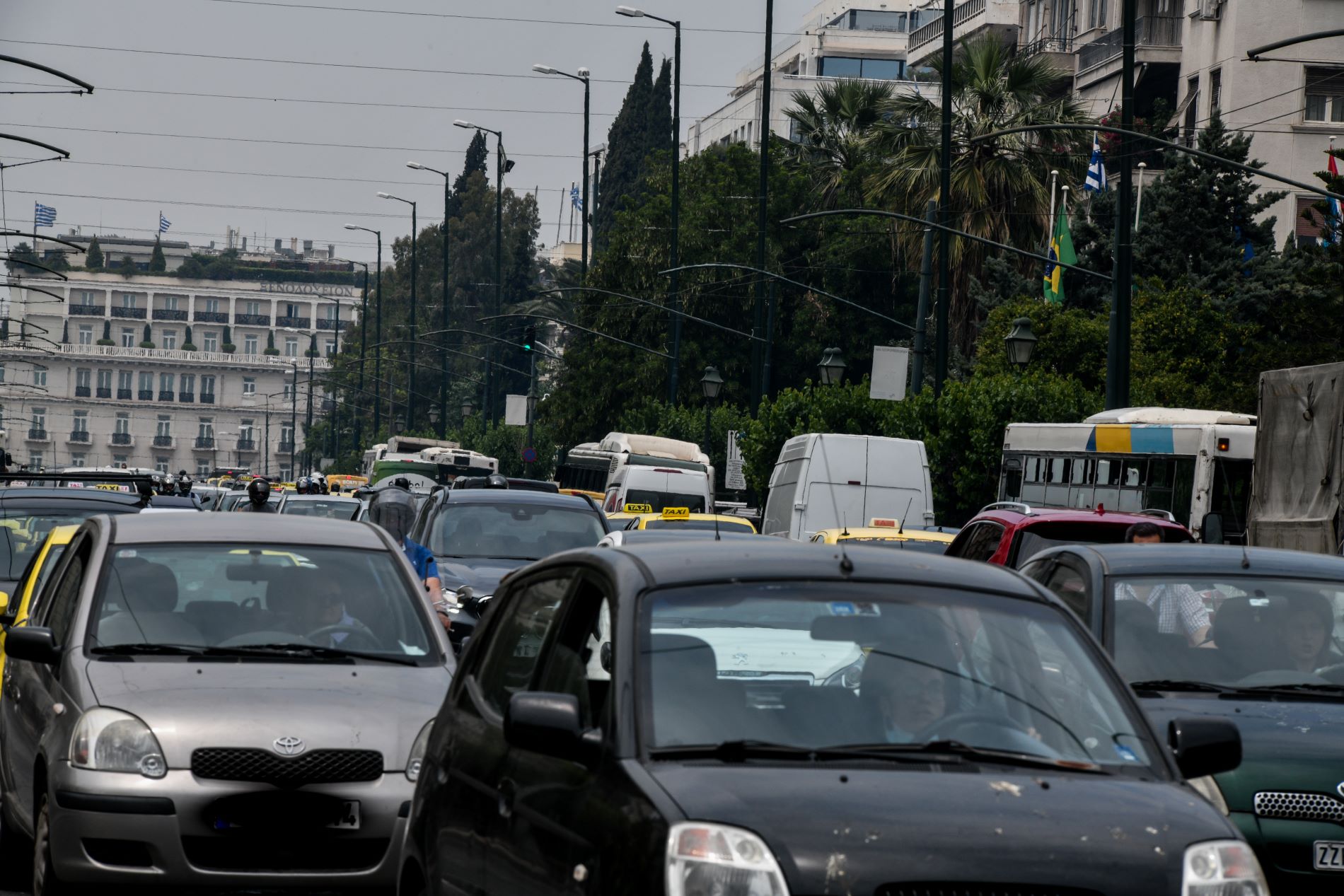 Αυτοκίνητα στο κέντρο της Αθήνας © Eurokinissi