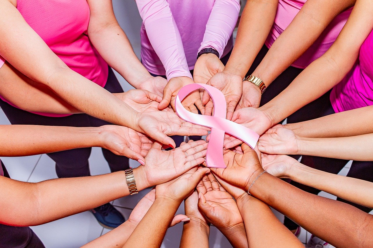 Γυναίκες σε καμπάνια για τον καρκίνο του μαστού © Pixabay