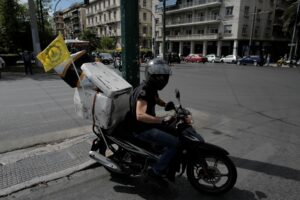 Αποσύρεται η διάταξη για τους courier, κανονικά οι πληρωμές και με μετρητά