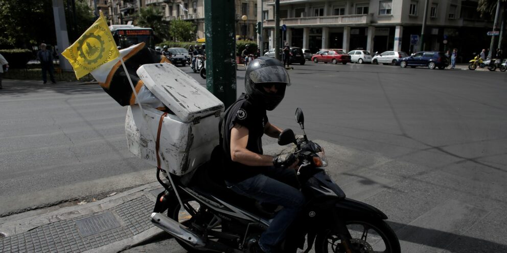 Αποσύρεται η διάταξη για τους courier, κανονικά οι πληρωμές και με μετρητά