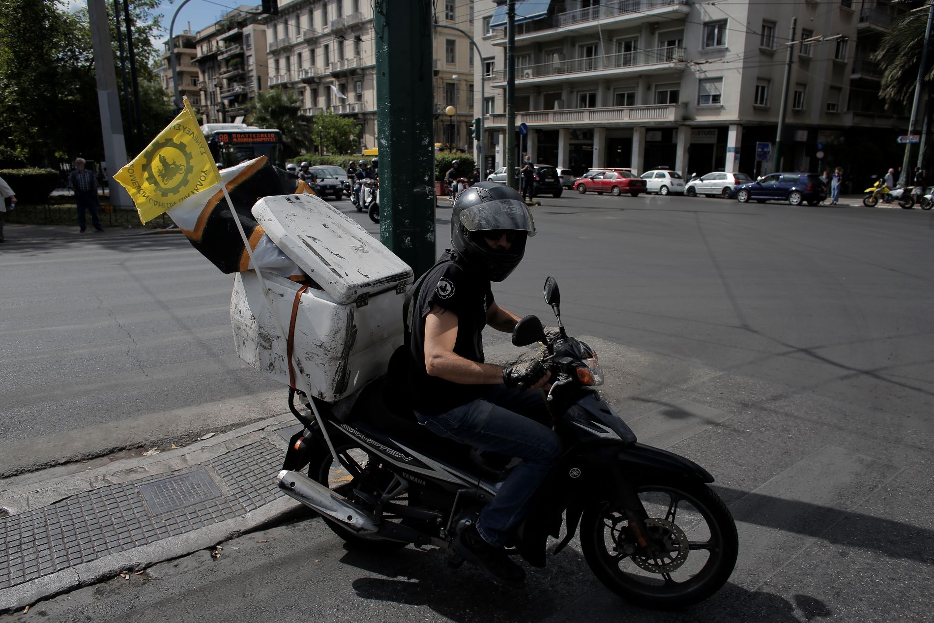 Αποσύρεται η διάταξη για τους courier, κανονικά οι πληρωμές και με μετρητά