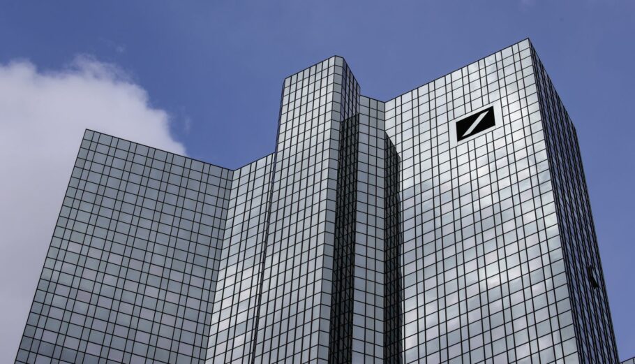 Τα κεντρικά της Deutsche Bank στη Φρανκφούρτη ©EPA/ARMANDO BABANI