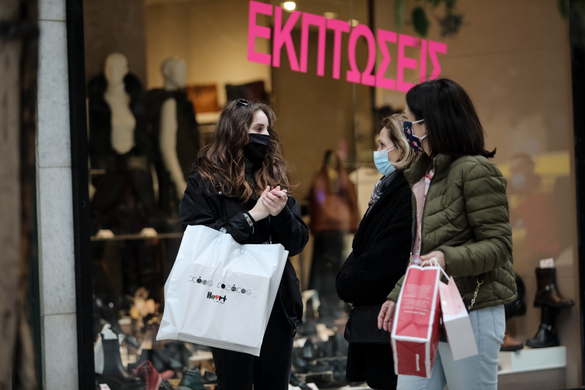 Εμπορικός Σύλλογος Πειραιώς: Tι ζητά για τις χειμερινές εκπτώσεις