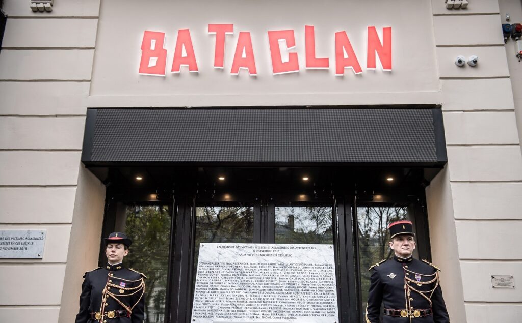 Φρουροί δίπλα σε μια αναμνηστική πλακέτα στο Μπατακλάν ©EPA/CHRISTOPHE PETIT TESSON