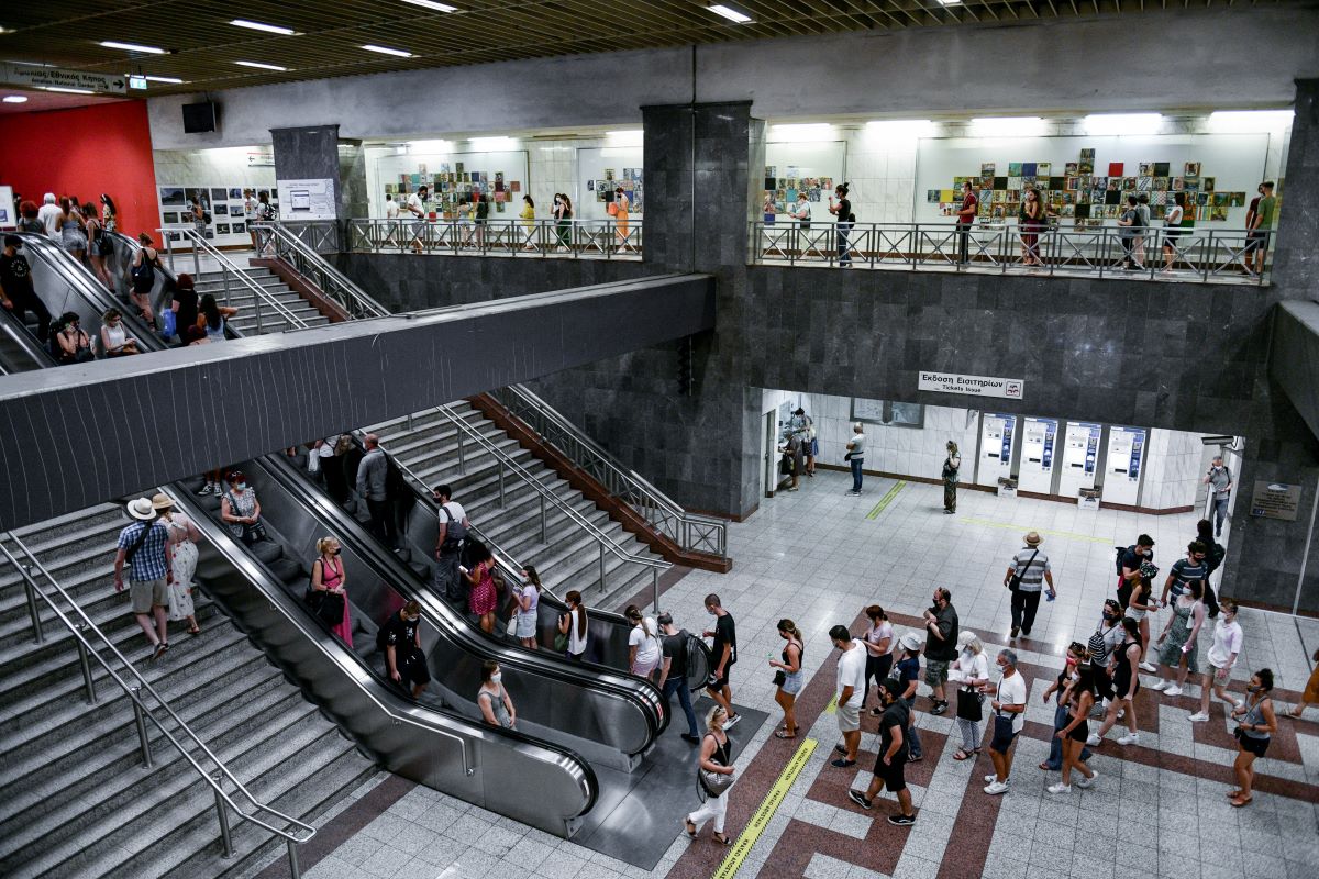 Έκθεση με θεατρικά κουστούμια του Εθνικού στο Σύνταγμα