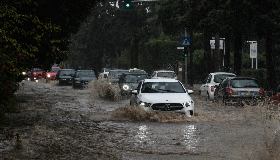 Πλημμυρισμένος δρόμος από την έντονη βροχόπτωση στην Εκάλη ©ΜΙΧΑΛΗΣ ΚΑΡΑΓΙΑΝΝΗΣ/EUROKINISSI