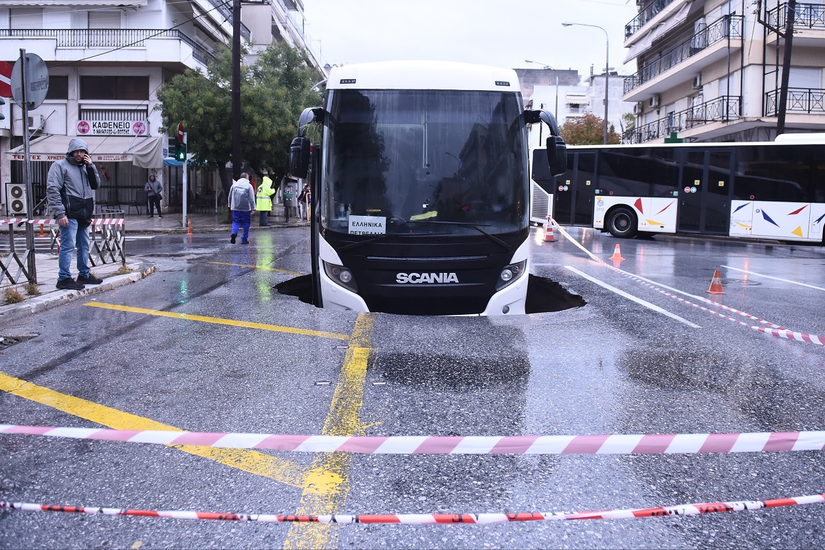 Yποχώρησε τμήμα οδοστρώματος επί της οδού Εθνικής Αντιστάσεως στην Καλαμαριά, με συνέπεια το μπροστινό μέρος του οχήματος να πέσει μέσα σε γούβα ©ΑΠΕ-ΜΠΕ/ΑΠΕ-ΜΠΕ/ΔΗΜΗΤΡΗΣ ΤΟΣΙΔΗΣ