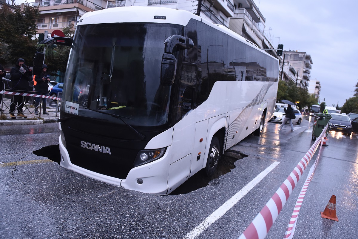 Yποχώρησε τμήμα οδοστρώματος επί της οδού Εθνικής Αντιστάσεως στην Καλαμαριά, με συνέπεια το μπροστινό μέρος του οχήματος να πέσει μέσα σε γούβα ©ΑΠΕ-ΜΠΕ/ΑΠΕ-ΜΠΕ/ΔΗΜΗΤΡΗΣ ΤΟΣΙΔΗΣ