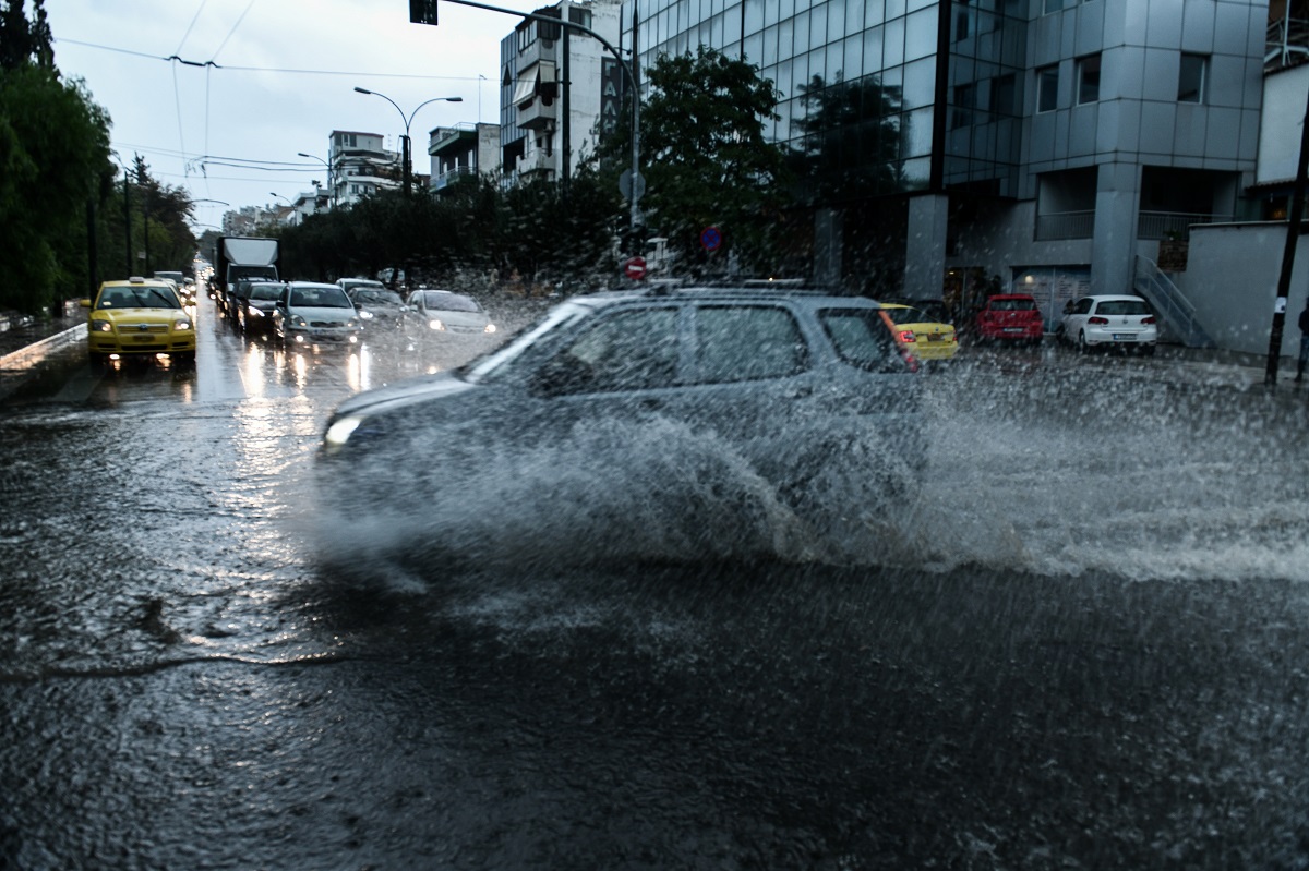 Πλημμυρισμένη η Λεωφόρος Βουλιαγμένης, Πέμπτη 14 Οκτωβρίου 2021. ©ΤΑΤΙΑΝΑ ΜΠΟΛΑΡΗ/EUROKINISSI