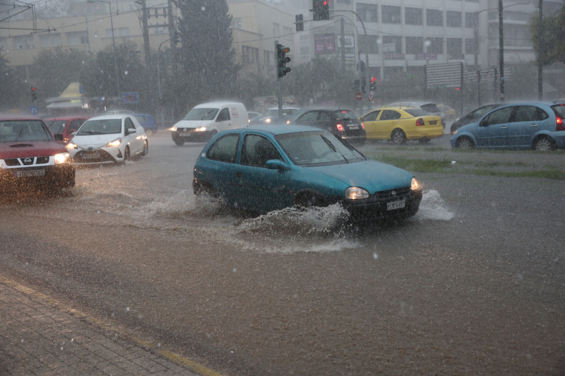 Οχήματα κινούνται στη Λεωφ. Χαμοστέρνας, που έχει πλημμυρίσει λόγω της καταρρακτώδους βροχής που πέφτει τις τελευταίες ώρες ©ΑΠΕ-ΜΠΕ/ΑΠΕ-ΜΠΕ/ΟΡΕΣΤΗΣ ΠΑΝΑΓΙΩΤΟΥ