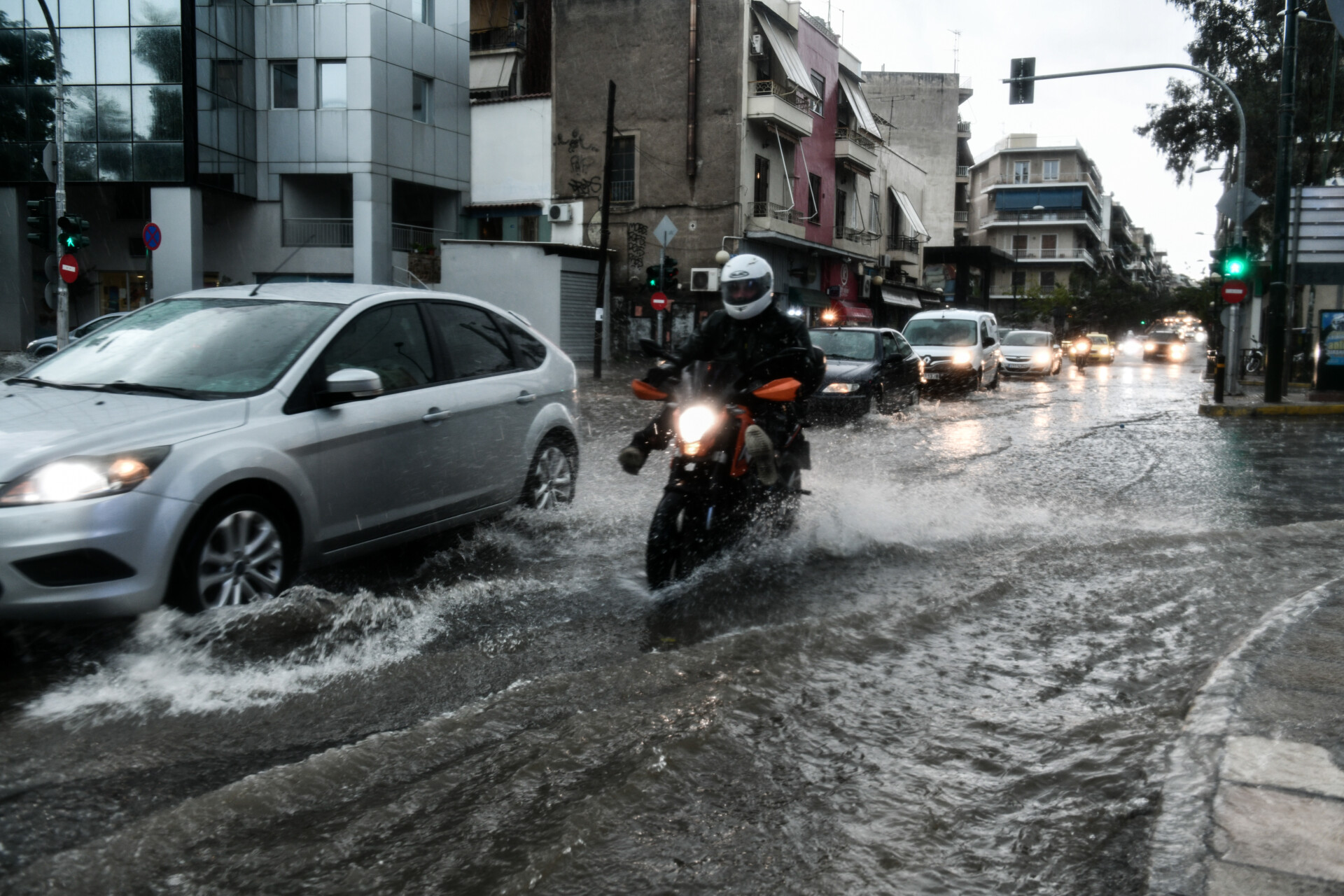 Πλημμυρισμένη η Λεωφόρος Βουλιαγμένης, Πέμπτη 14 Οκτωβρίου 2021 ©ΤΑΤΙΑΝΑ ΜΠΟΛΑΡΗ/EUROKINISSI