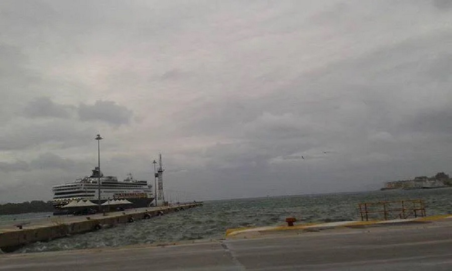 Κέρκυρα: Σφοδρή κακοκαιρία – Δεμένα πλοία και προβλήματα στις πτήσεις