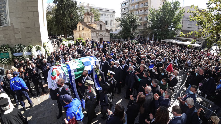 Εν μέσω χειροκροτημάτων και με τον κόσμο να ραίνει με λουλούδια το φέρετρό της και να φωνάζει «Αθάνατη», η σορός της Φώφης Γεννηματά μεταφέρθηκε από το παρεκκλήσι του Αγίου Ελευθερίου στη Μητρόπολη Αθηνών © Eurokinissi