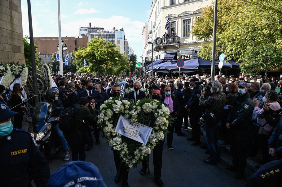 Χιλιάδες κόσμου συνόδευσαν πεζή τη σορό της Φώφης Γεννηματά από τη Μητρόπολη στο Α' Νεκροταφείο © Eurokinissi