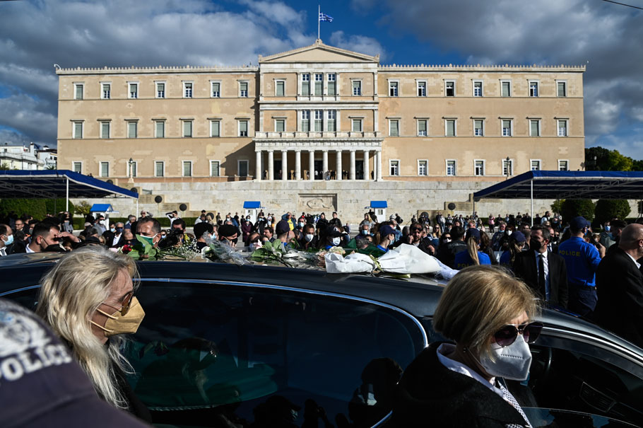 Χιλιάδες κόσμου συνόδευσαν πεζή τη σορό της Φώφης Γεννηματά από τη Μητρόπολη στο Α' Νεκροταφείο © Eurokinissi