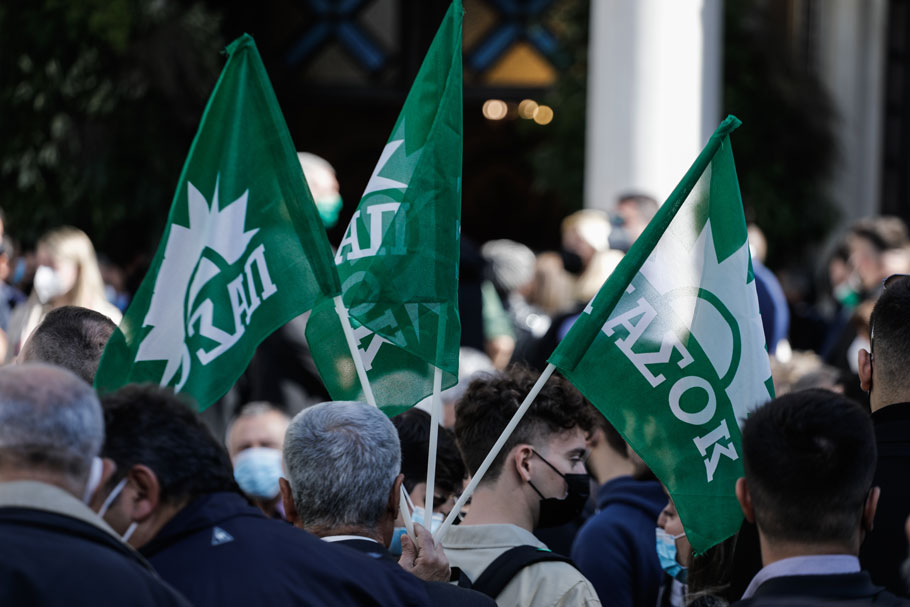 Χιλιάδες κόσμου συνόδευσαν πεζή τη σορό της Φώφης Γεννηματά από τη Μητρόπολη στο Α' Νεκροταφείο © Eurokinissi