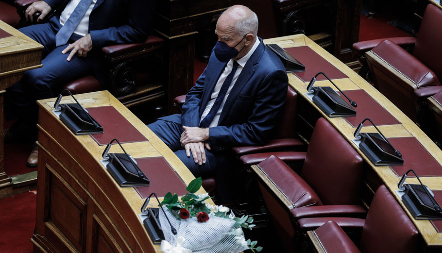 Ο Γιώργος Παπανδρέου λίγο πιο δίπλα από το έδρανο της Φώφης Γεννηματά στη Βουλή. Ο πρόεδρος του σώματος Κ. Τασούλας και οι συνάδελφοί της βουλευτές άφησαν λευκά λουλούδια στη θέση της © Eurokinissi