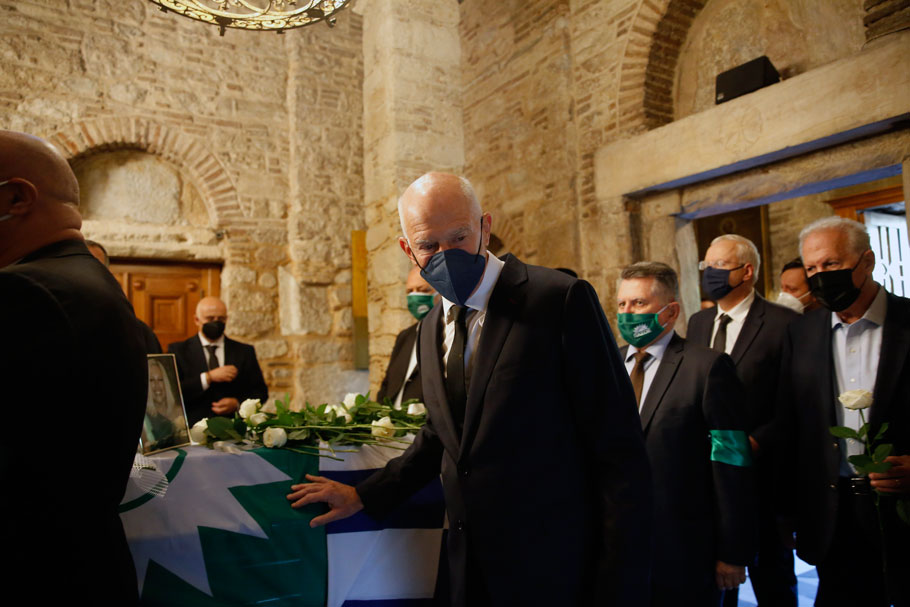 Ο πρώην πρωθυπουργός Γιώργος Παπανδρέου αποτίει φόρο τιμής, αφήνοντας λευκό τριαντάφυλλο, στο φέρετρο με τη σορό της Φώφης Γεννηματά κατά τη διάρκεια του λαϊκού προσκυνήματος ©ΑΠΕ-ΜΠΕ
