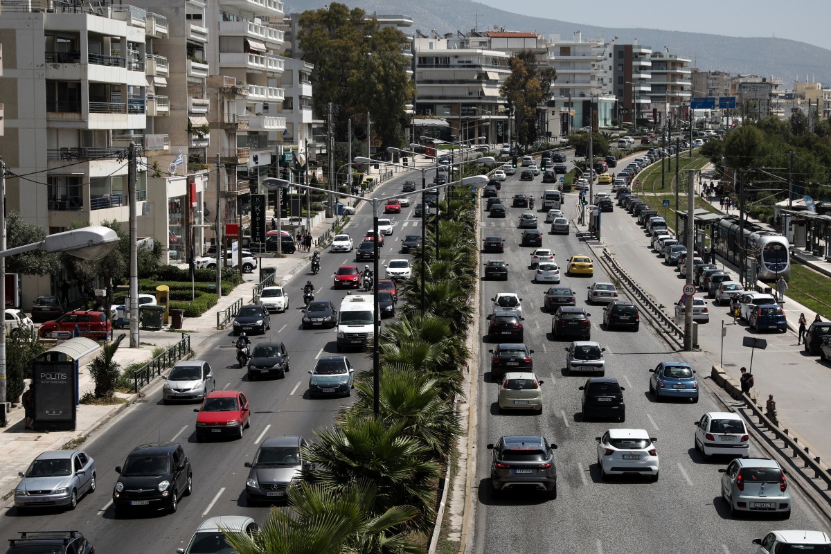 Τροχαίο με φορτηγό στο Παλαιό Φάληρο – Μποτιλιάρισμα στην παραλιακή