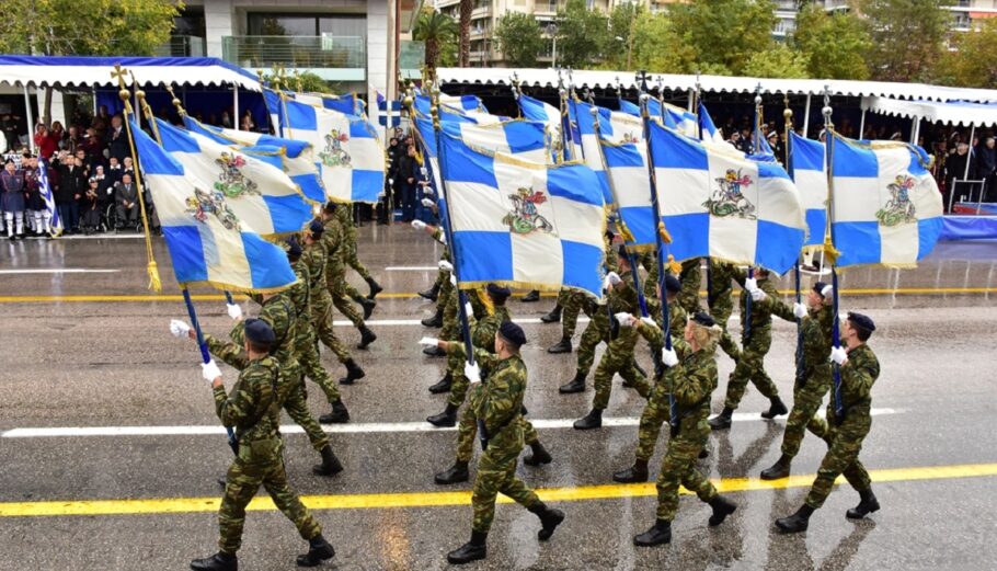 Πεζοπόρα τμήματα παρελαύνουν μπροστά από τους επίσημους κατά τη διάρκεια της παρέλασης για την επέτειο του εορτασμού της 28ης Οκτωβρίου που έγινε στην λεωφόρο Μεγάλου Αλεξάνδρου, στη Θεσσαλονίκη ©ΑΠΕ- ΜΠΕ/ ΓΡΑΦΕΙΟ ΤΥΠΟΥ ΥΠΕΘΑ