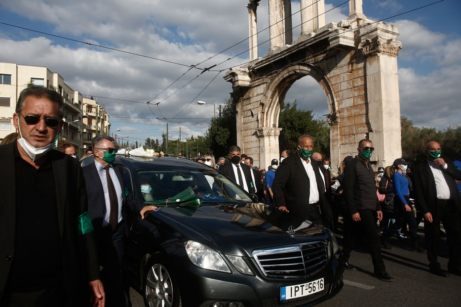 Χιλιάδες κόσμου συνόδευσαν πεζή τη σορό της Φώφης Γεννηματά από τη Μητρόπολη στο Α' Νεκροταφείο © ΑΠΕ-ΜΠΕ