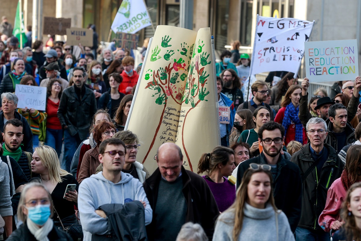 Χιλιάδες άνθρωποι συγκεντρώνονται για να ζητήσουν επείγοντα μέτρα για την καταπολέμηση της κλιματικής αλλαγής κατά τη διάρκεια διαδήλωσης, στις Βρυξέλλες © EPA/STEPHANIE LECOCQ