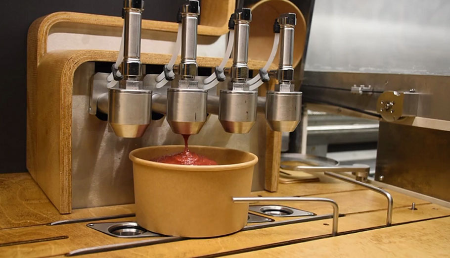 Το ρομπότ της Cala βάζει σάλτσα στη μακαρονάδα που μόλις παρασκεύασε © Cala