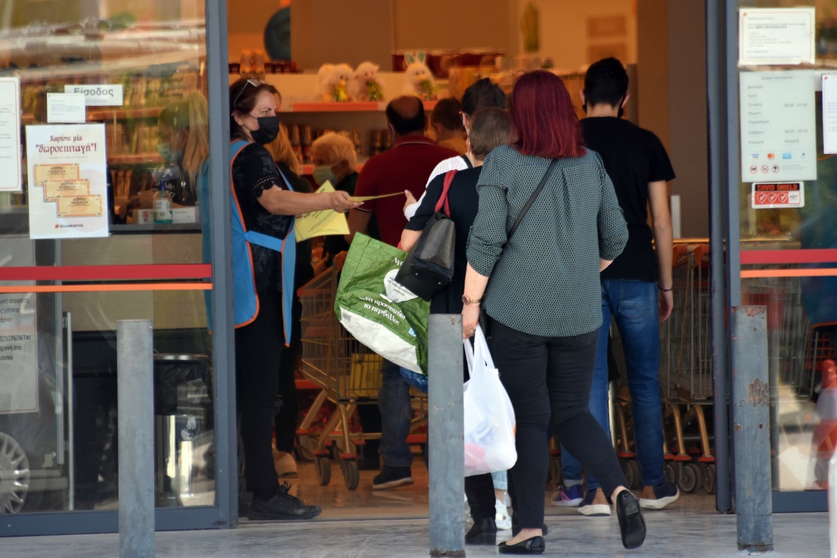 Νέα μέτρα: Τι αλλάζει για αποστάσεις και ωράρια στα σούπερ μάρκετ
