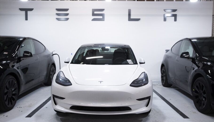 Έκθεση αυτοκινήτων Tesla ©EPA/MICHAEL REYNOLDS
