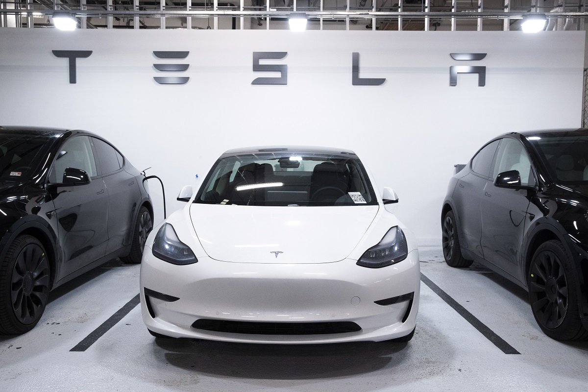 Έκθεση αυτοκινήτων Tesla ©EPA/MICHAEL REYNOLDS
