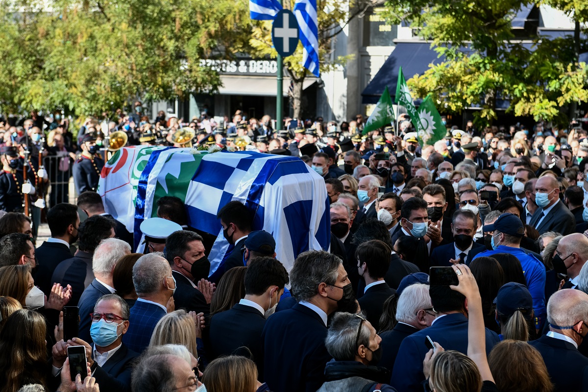 Χιλιάδες άνθρωποι συνόδευσαν τη Φώφη Γεννηματά στην τελευταία της κατοικία © EUROKINISSI