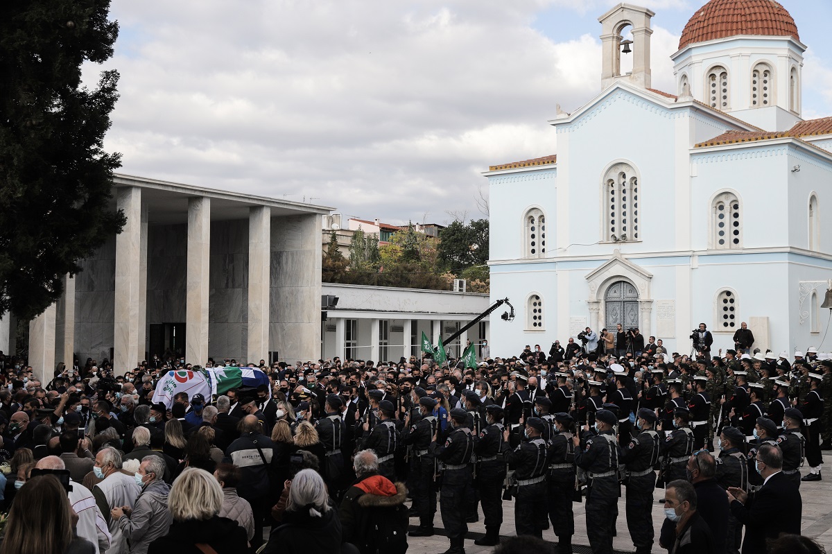 Χιλιάδες άνθρωποι συνόδευσαν τη Φώφη Γεννηματά στην τελευταία της κατοικία © Eurokinissi