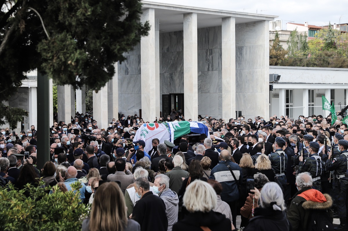 Χιλιάδες άνθρωποι συνόδευσαν τη Φώφη Γεννηματά στην τελευταία της κατοικία © Eurokinissi