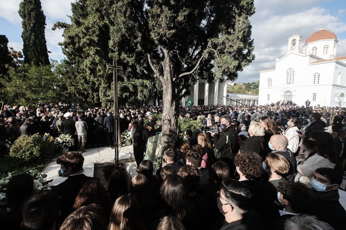 Χιλιάδες άνθρωποι συνόδευσαν τη Φώφη Γεννηματά στην τελευταία της κατοικία © Eurokinissi