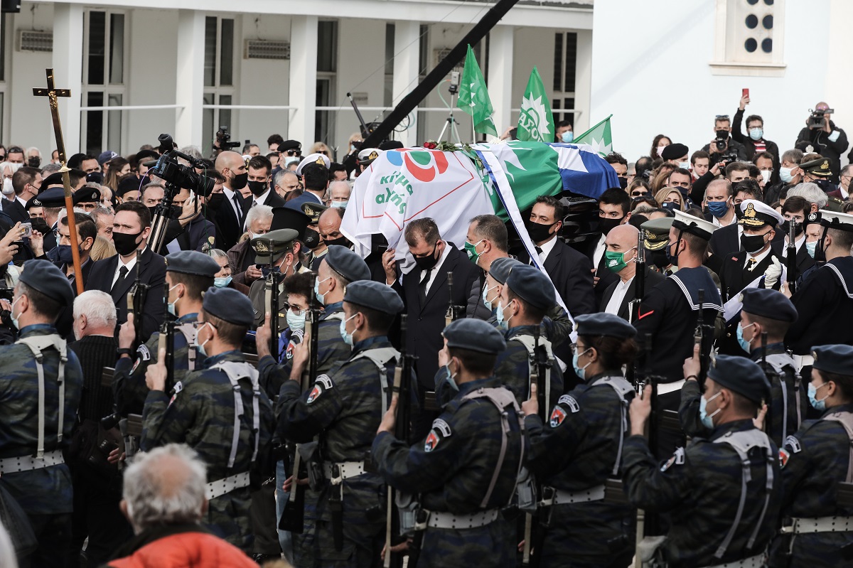 Χιλιάδες άνθρωποι συνόδευσαν τη Φώφη Γεννηματά στην τελευταία της κατοικία © Eurokinissi