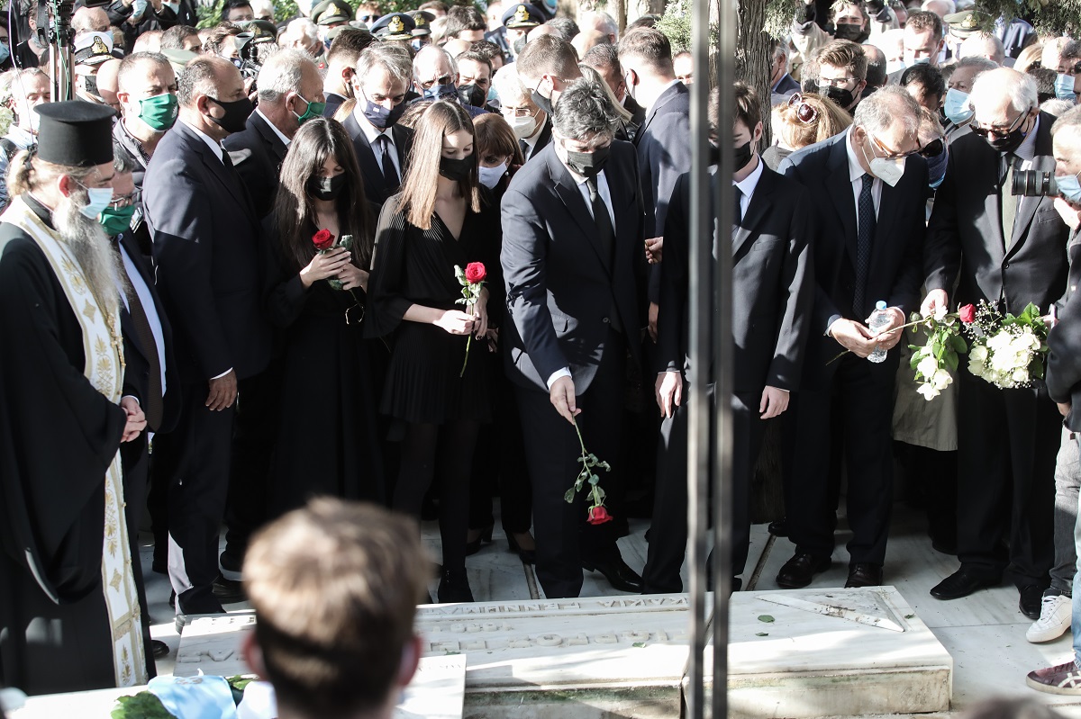 Χιλιάδες άνθρωποι συνόδευσαν τη Φώφη Γεννηματά στην τελευταία της κατοικία © Eurokinissi