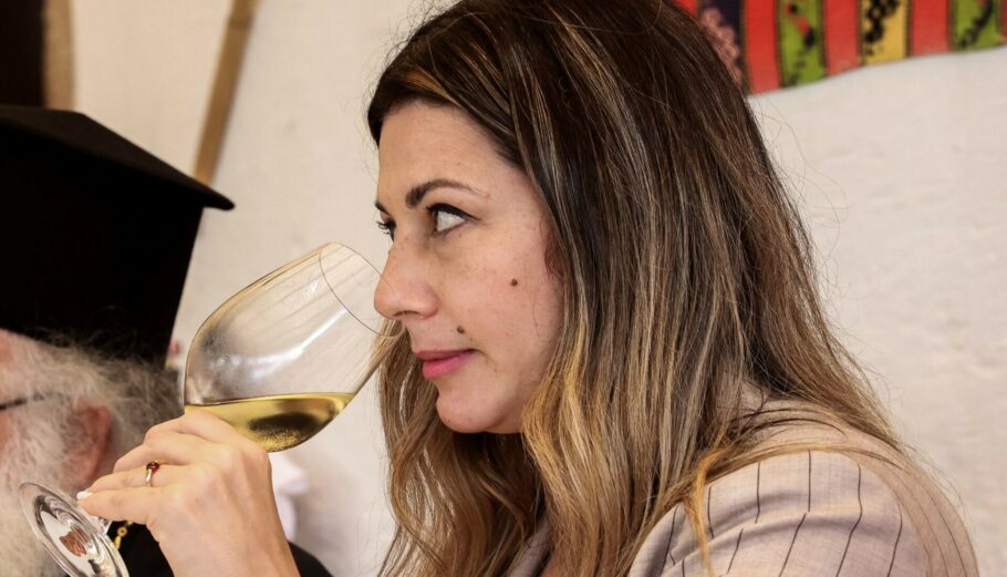 Η Σοφία Ζαχαράκη δοκιμάζει κρασί ©Eurokinissi