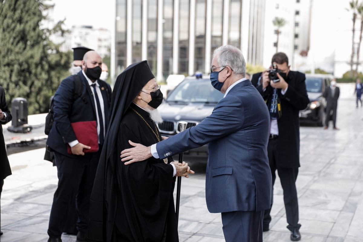 Βουλή: Ψηφιοποιεί τη Βιβλιοθήκη της Χάλκης – Τι συζήτησαν Οικ. Πατριάρχης – Τασούλας