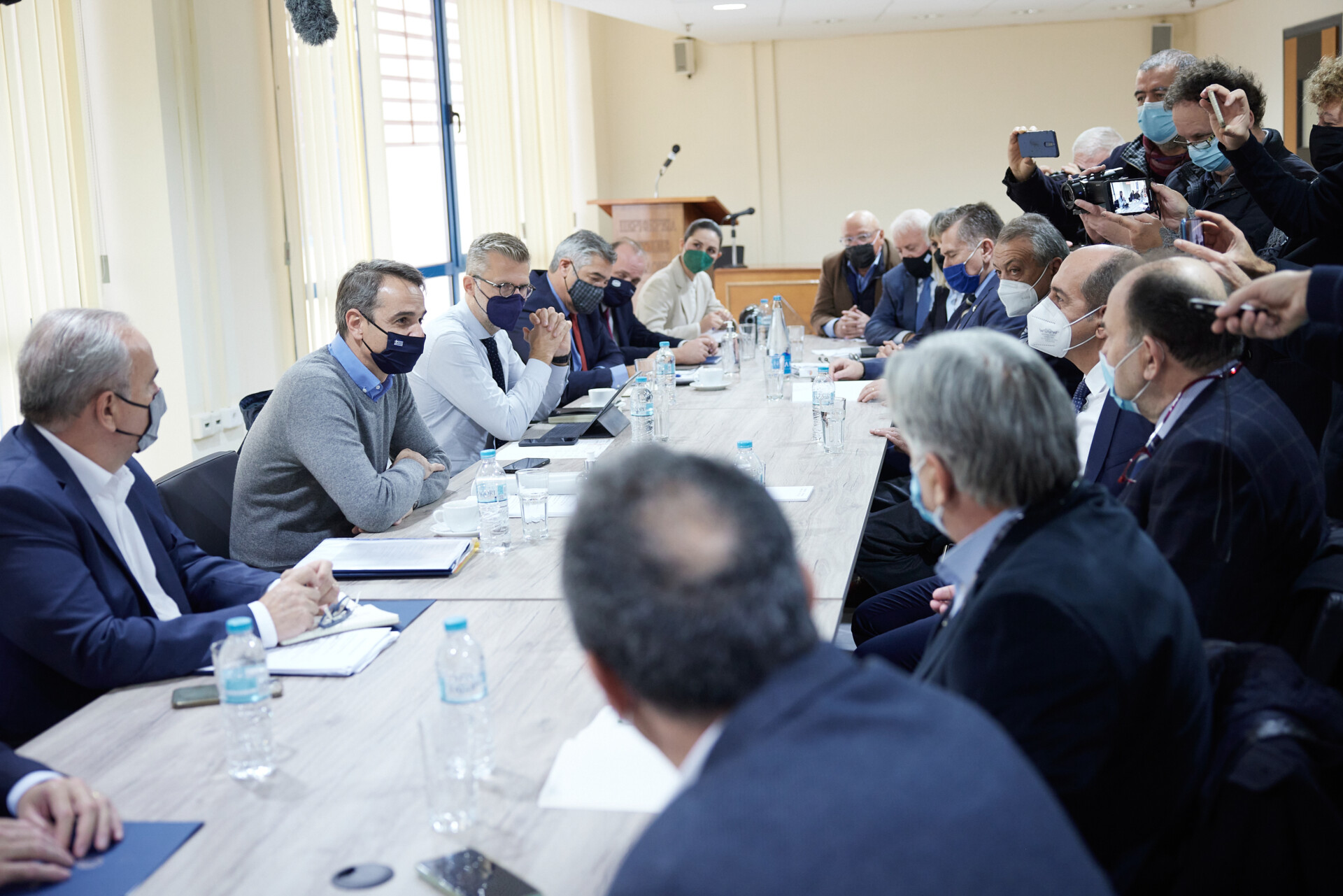 Ο δημοσιονομικός χώρος, το Μαξίμου, το πλεονέκτημα του αιφνιδιασμού και οι περιοδείες Μητσοτάκη – Τσίπρα