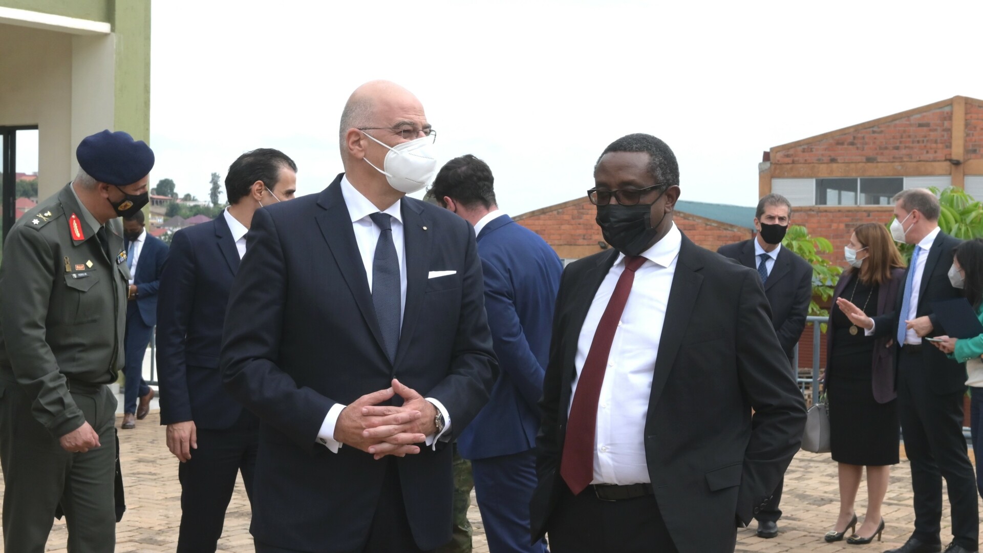Δένδιας από Ρουάντα: Απόδειξη αλληλεγγύης η δωρεά 330.000 εμβολίων