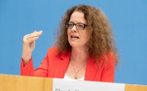 Σνάμπελ: Η ΕΚΤ δεν πρέπει να υπερβάλει στις μειώσεις επιτοκίων